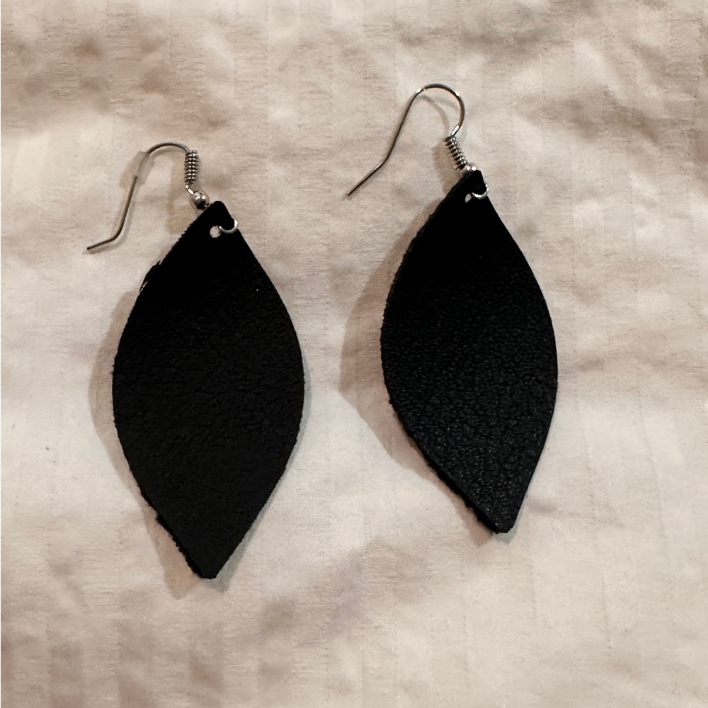 Elegant Black Leather Earrings Set - Picture 2 of 4